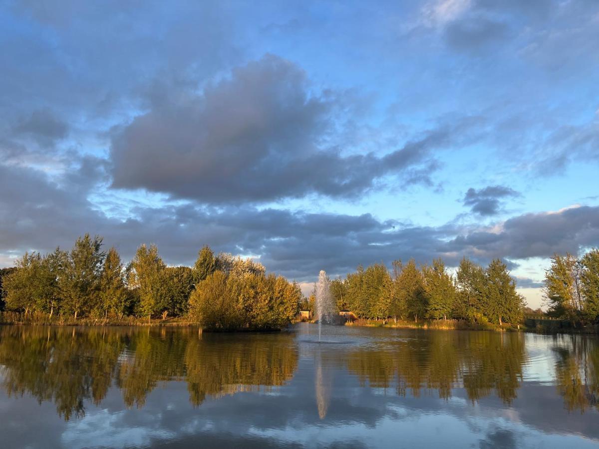 Luxury Shepherds Hut - The Moorhen By The Lake York Extérieur photo