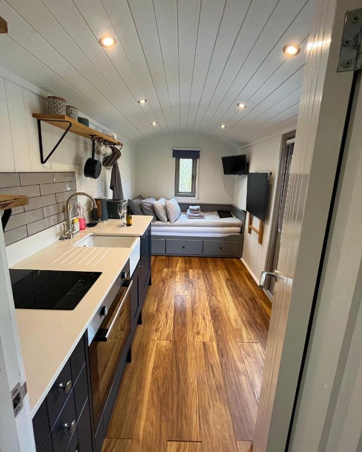 Luxury Shepherds Hut - The Moorhen By The Lake York Extérieur photo
