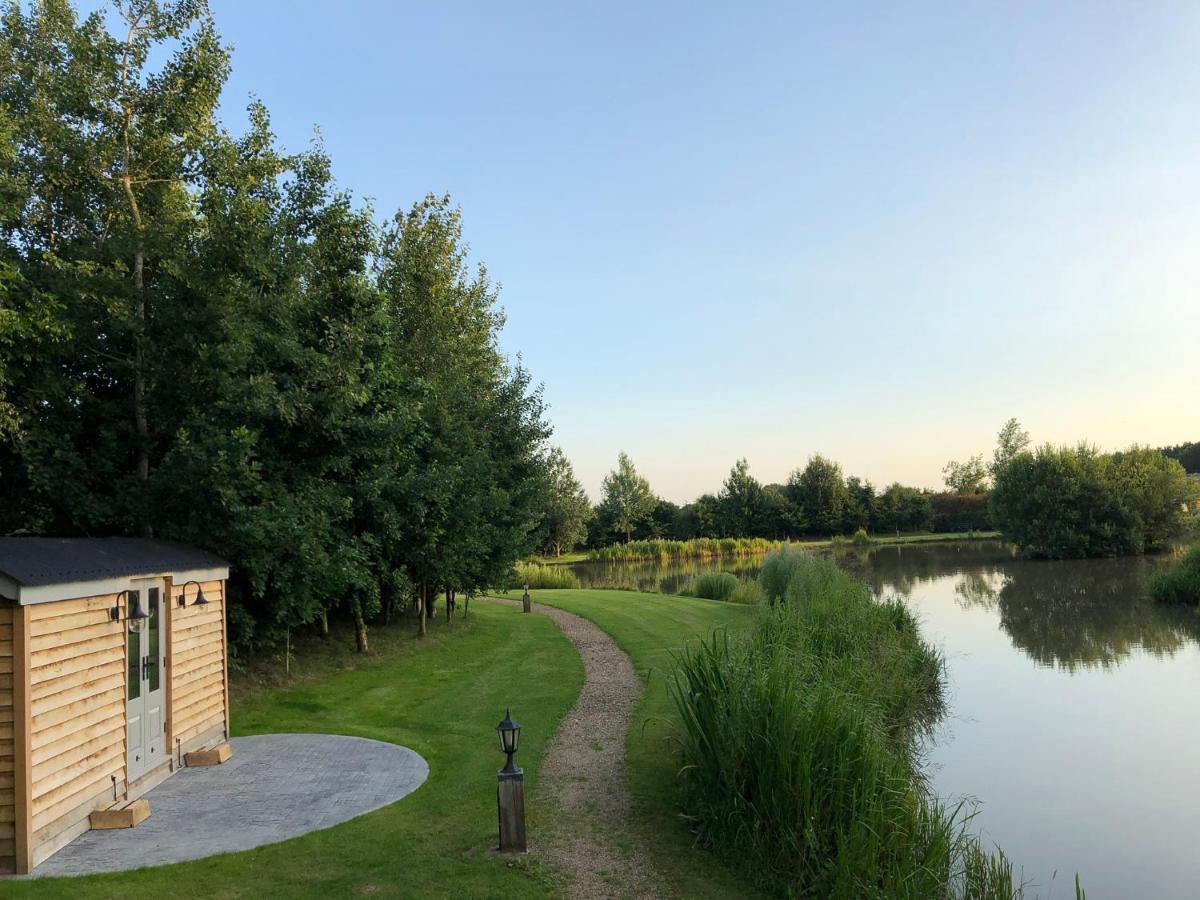 Luxury Shepherds Hut - The Moorhen By The Lake York Extérieur photo