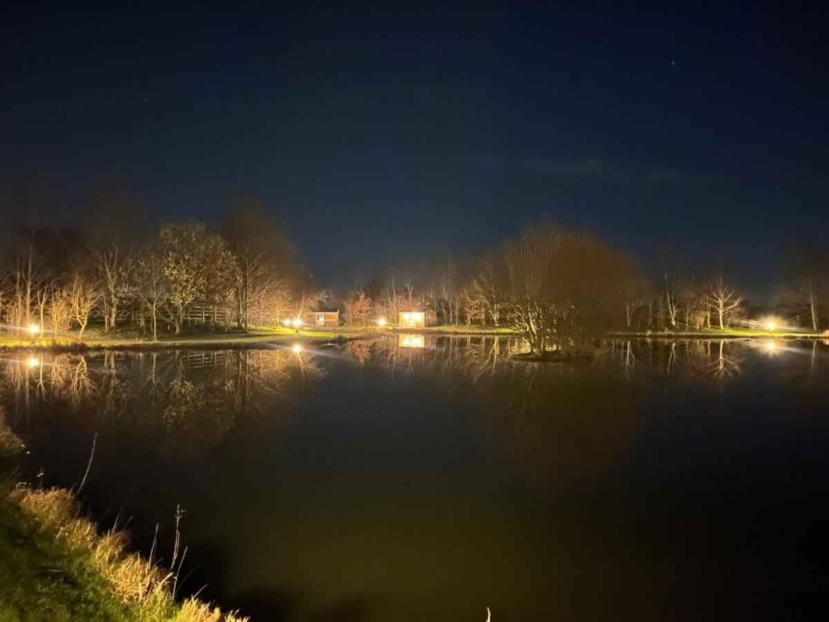 Luxury Shepherds Hut - The Moorhen By The Lake York Extérieur photo